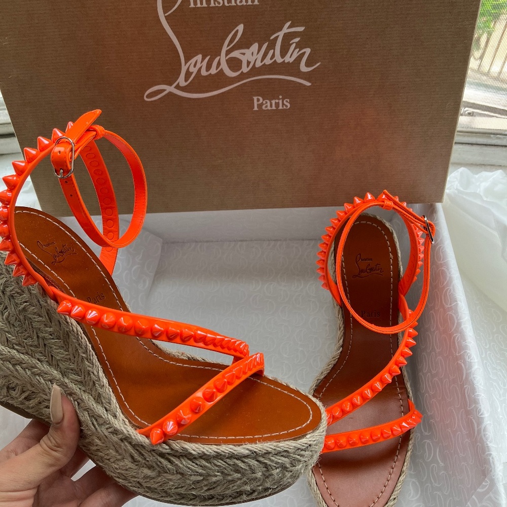 CHRISTIAN LOUBOUITON MAFALDINA ZEPPA SPIKE PLATFORM WEDGE ESPADRILLE IN FLUO ORA
